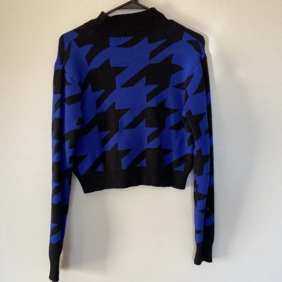 Akira Women’s Blue/Black Large Houndstooth Crop Sweater Size M EUC - Picture 5 of 6